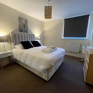 Lovely 2 Bedroom With Amazing Views In E14 Apartment