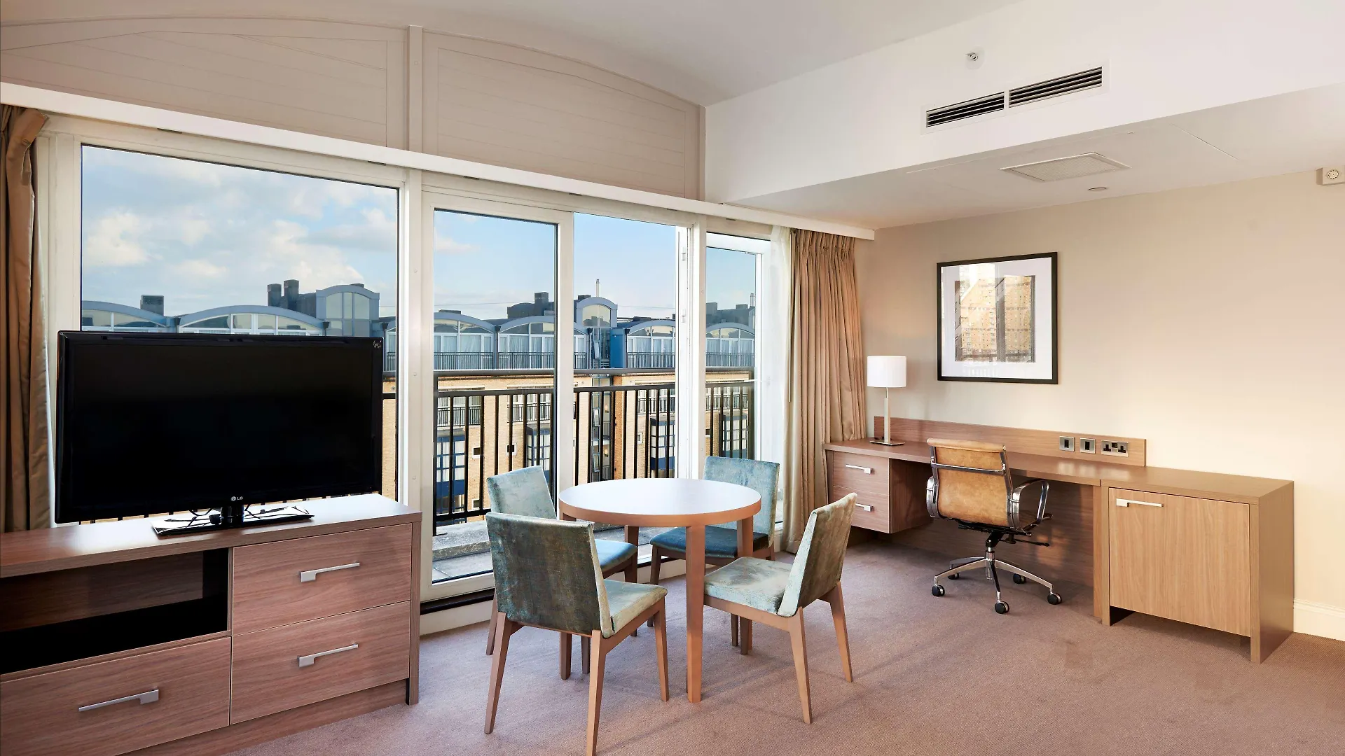 Doubletree By Hilton London - Docklands Riverside 4*,