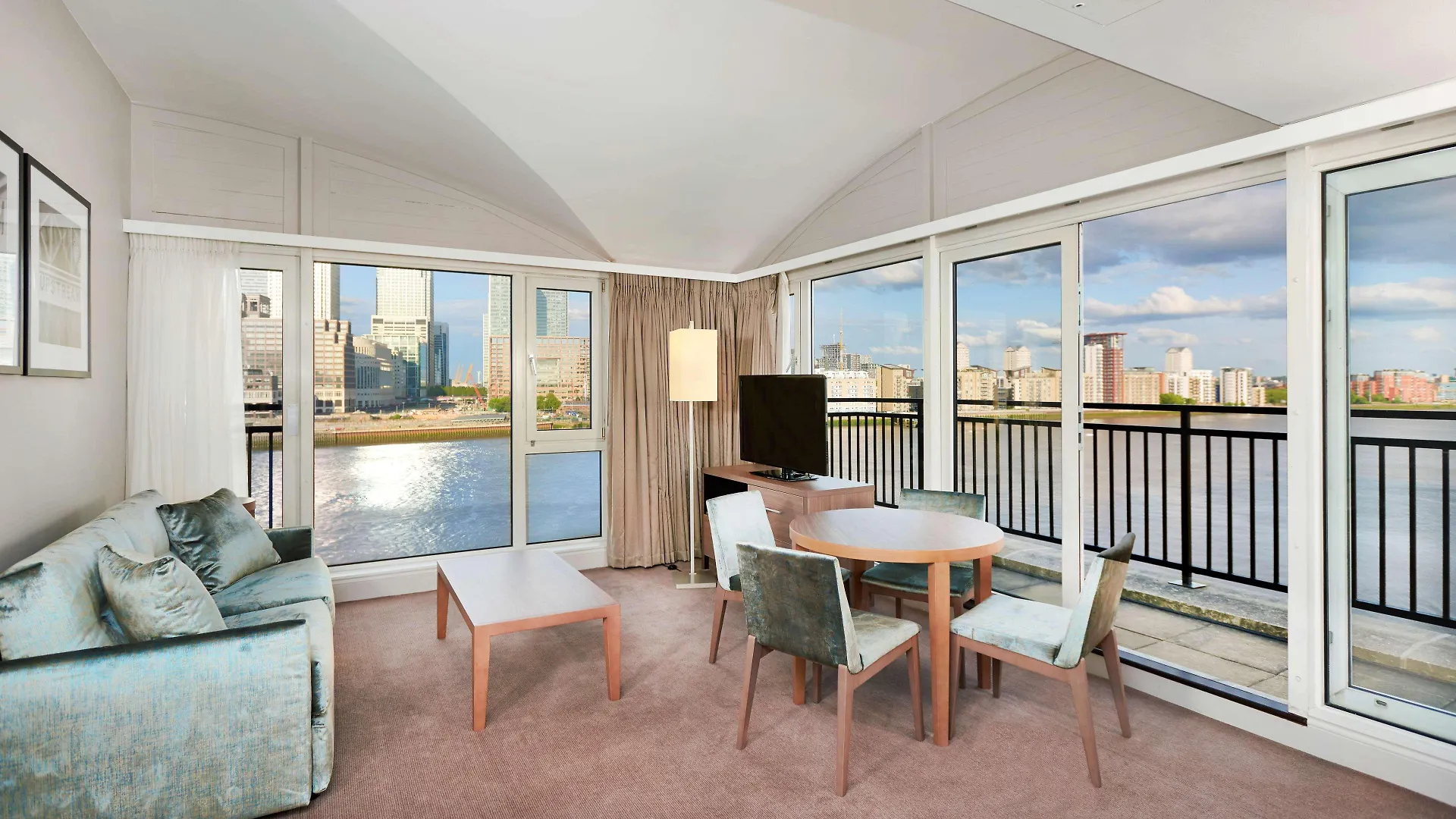 Doubletree By Hilton London - Docklands Riverside 4*,  Birleşik Krallık